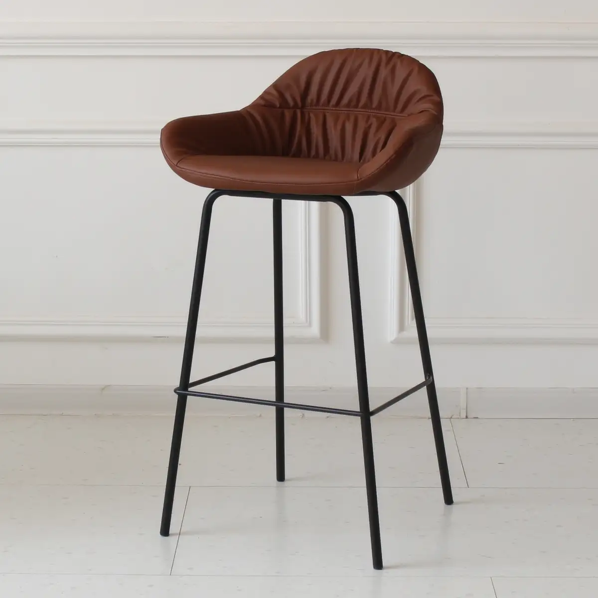 Tabouret de bar gris à dossier