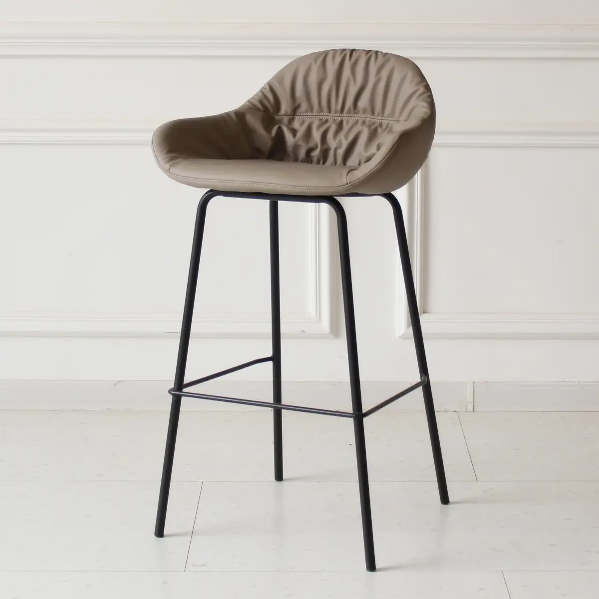 Tabouret de bar gris à dossier